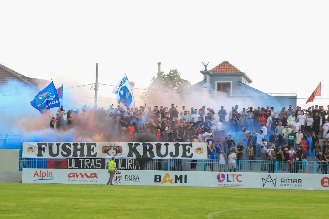 Tifozë në tribunë me tym blu