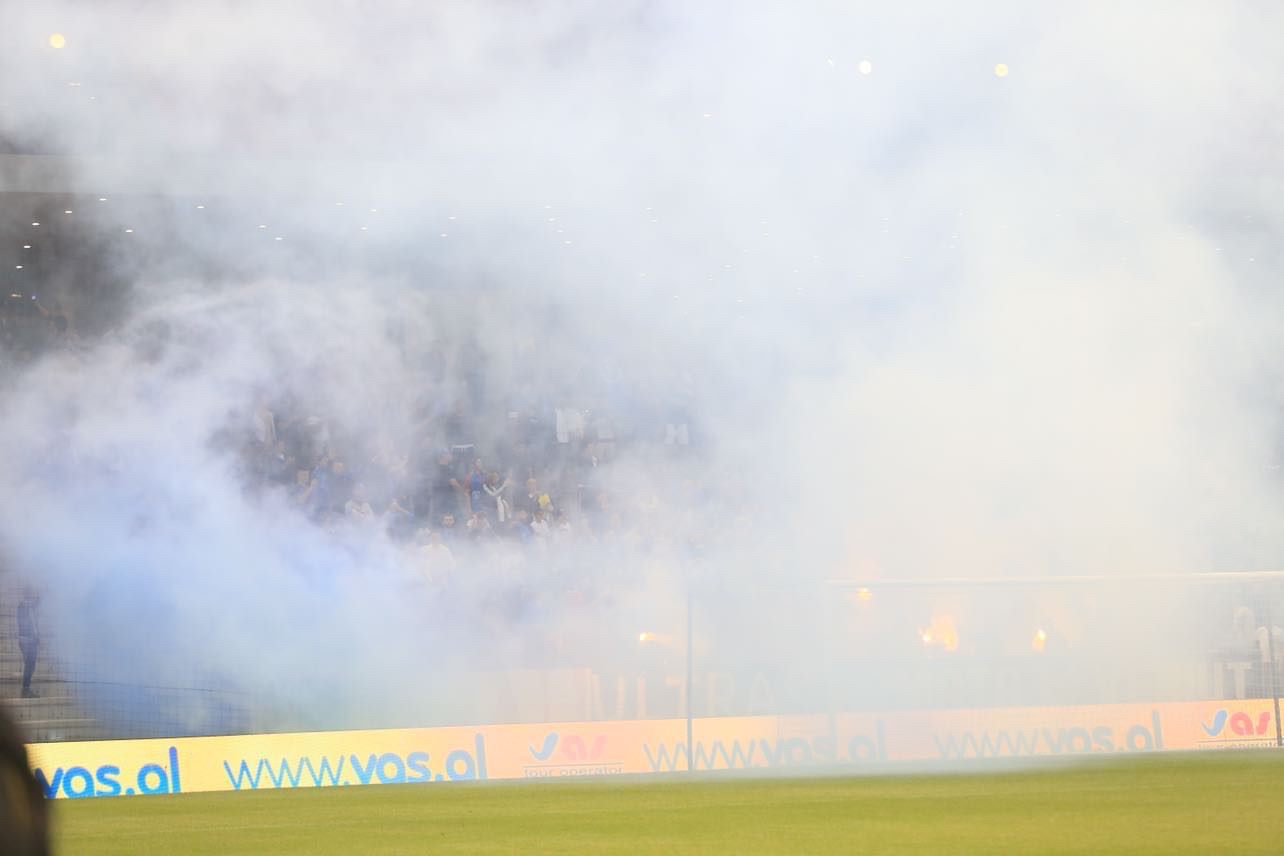 Tym i bardhë mbi tribunë