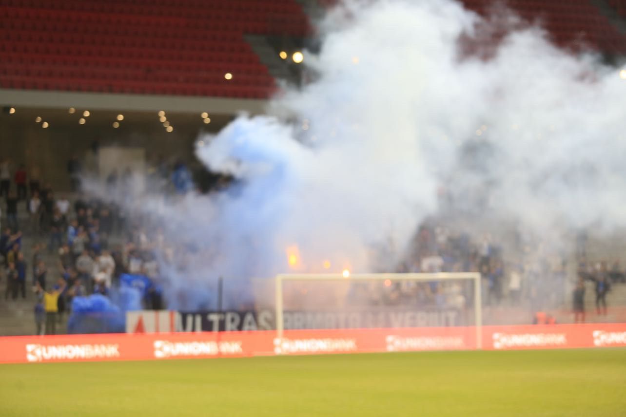 Tym blu dhe i bardhë në stadium